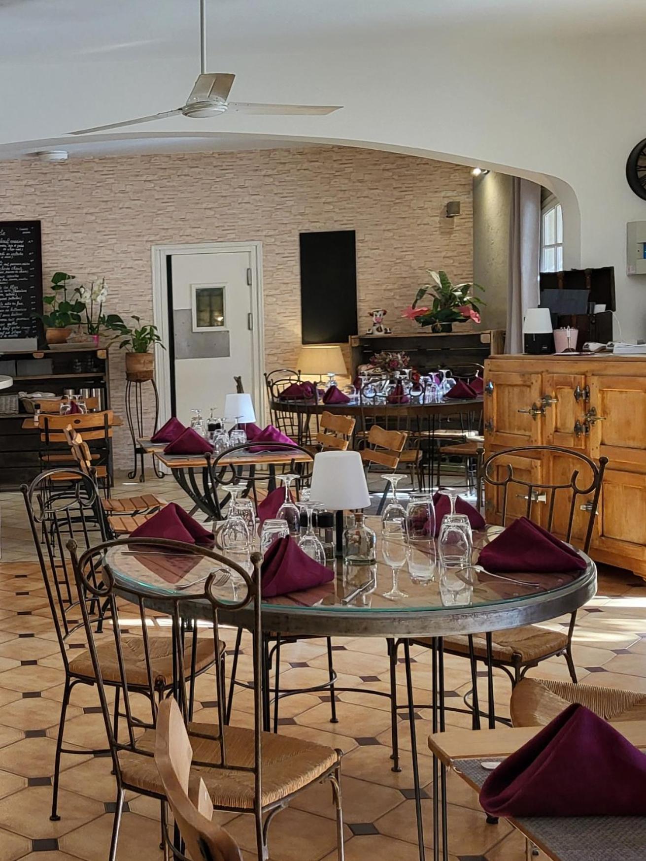 Auberge De La Table Ronde Винон-сюр-Вердон Екстериор снимка
